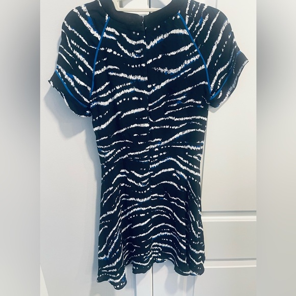 French Connection Tapir Wave Crepe Short Sleeve
Crew Neck Dress Size 6 - Picture 5 of 9